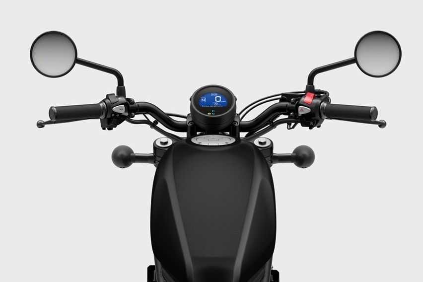 2026 Honda Rebel 300 E-Clutch_Matte Black Metallic_cockpit (1)