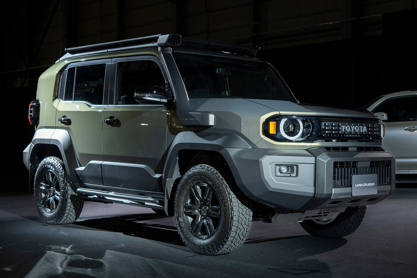 Toyota Land Cruiser FJ front view