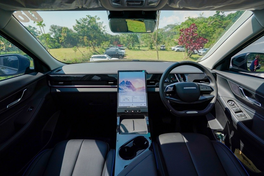 Interior Jaecoo J5 EV dengan desain modern, layar vertikal besar, dan kabin berwarna hitam elegan.