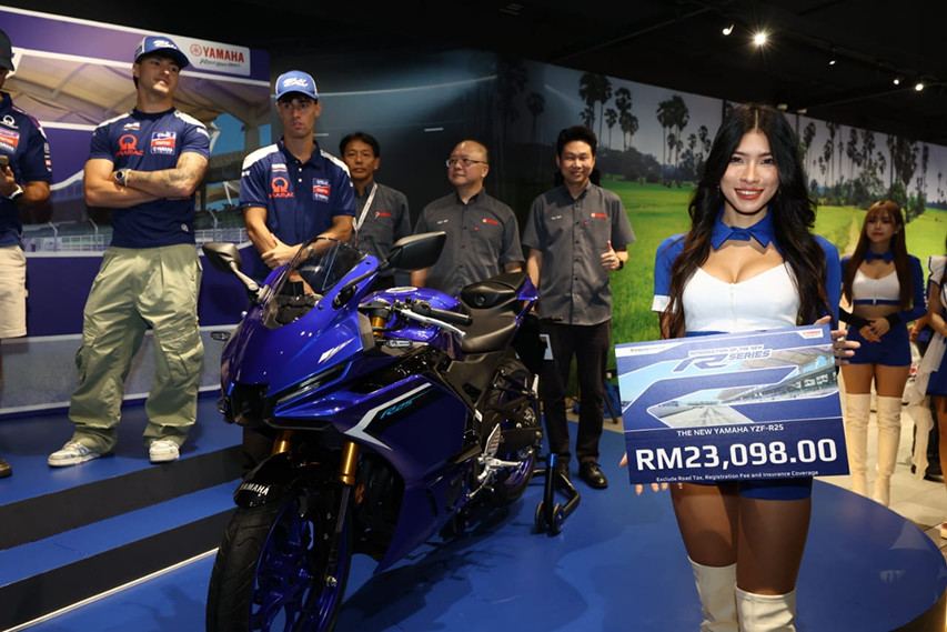 2025 Yamaha YZF-R25 front view