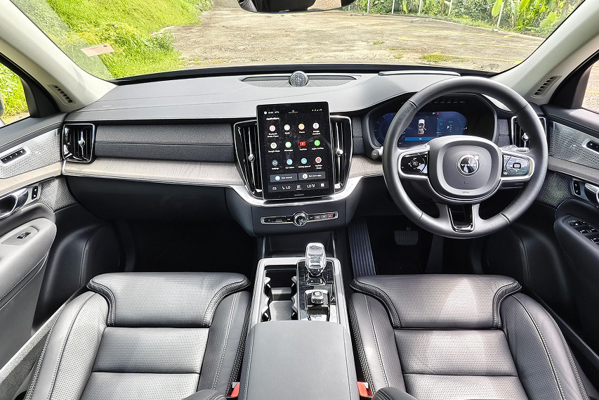 2025 Volvo XC90 interior