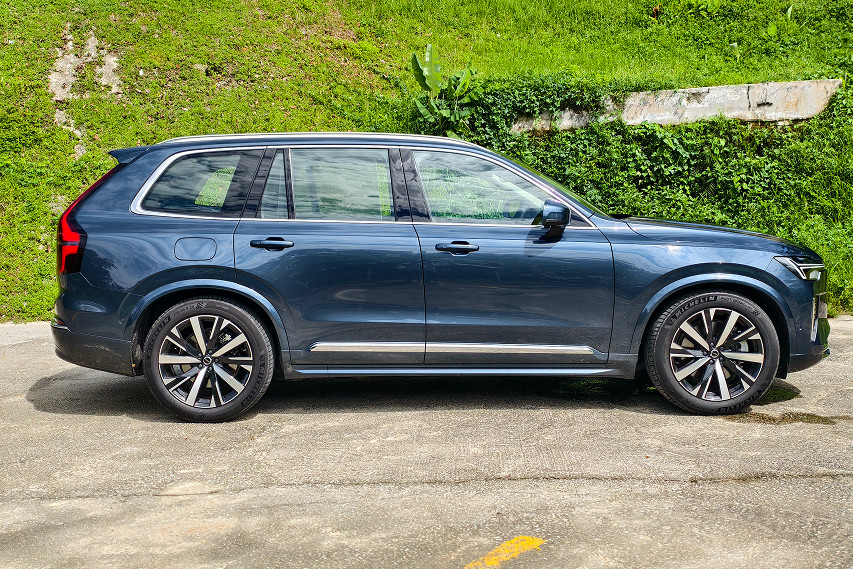 2025 Volvo XC90 side profile view