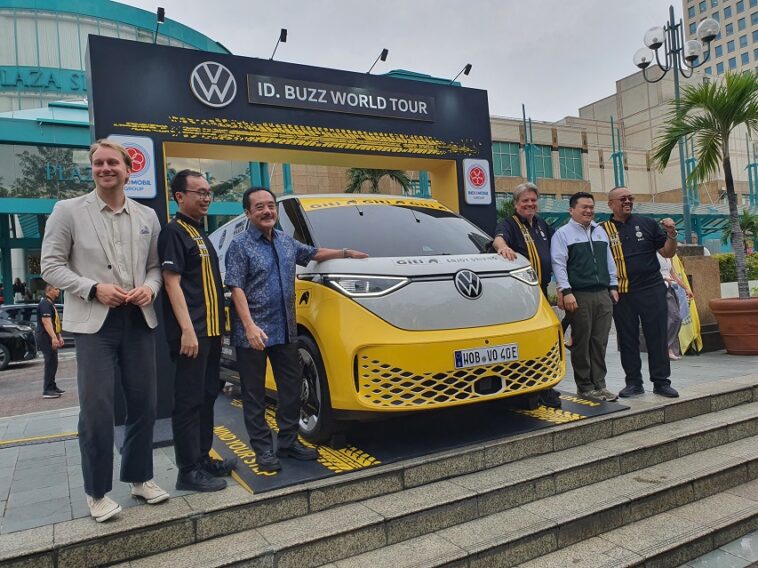 Keliling Dunia Pakai EV VW ID.Buzz, Rainer Zietlow Memulai Perjalanannya di Indonesia