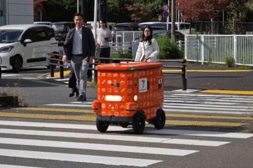 Kolaborasi Suzuki, LOMBY, dan Seven-Eleven Hadirkan Robot Pengantar Makanan Otonom, Bantu Lansia Belanja Lebih Mudah