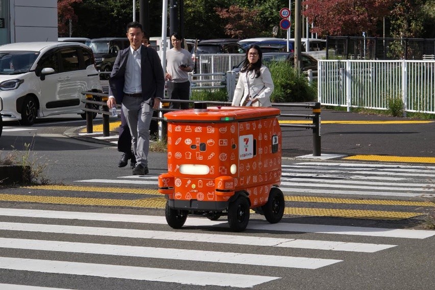 Kolaborasi Suzuki, LOMBY, dan Seven-Eleven Hadirkan Robot Pengantar Makanan Otonom, Bantu Lansia Belanja Lebih Mudah