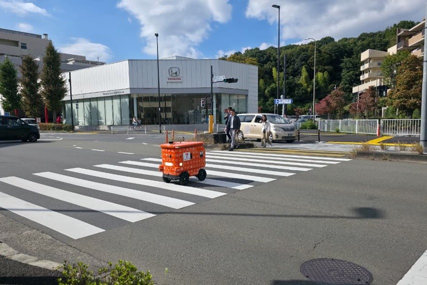 Robot otonom dengan sensor dan navigasi canggih