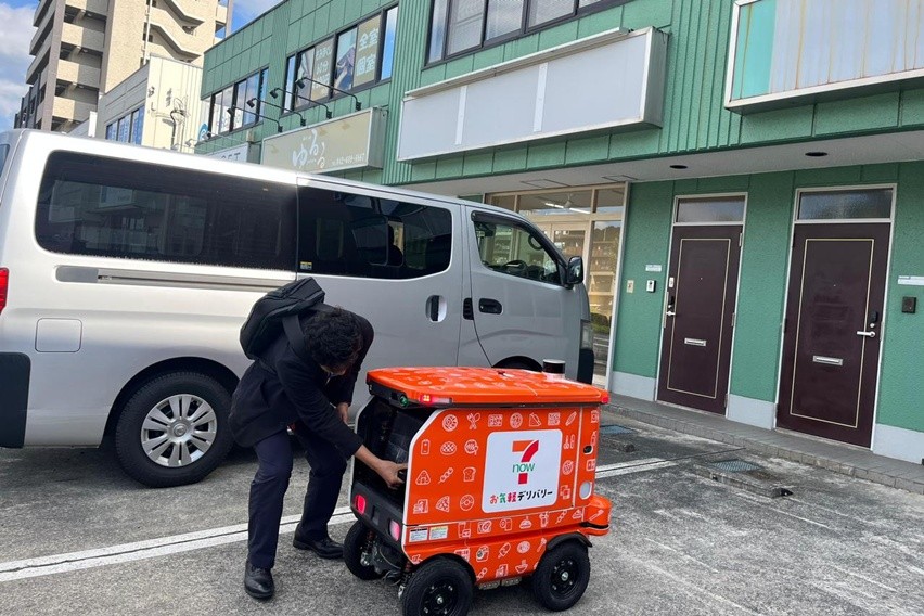 Robot pengantar paket belanjaan 7-11