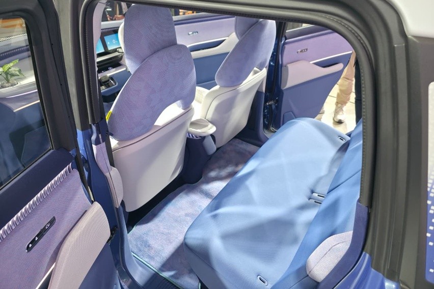 Baris belakang Suzuki Vision e-Sky