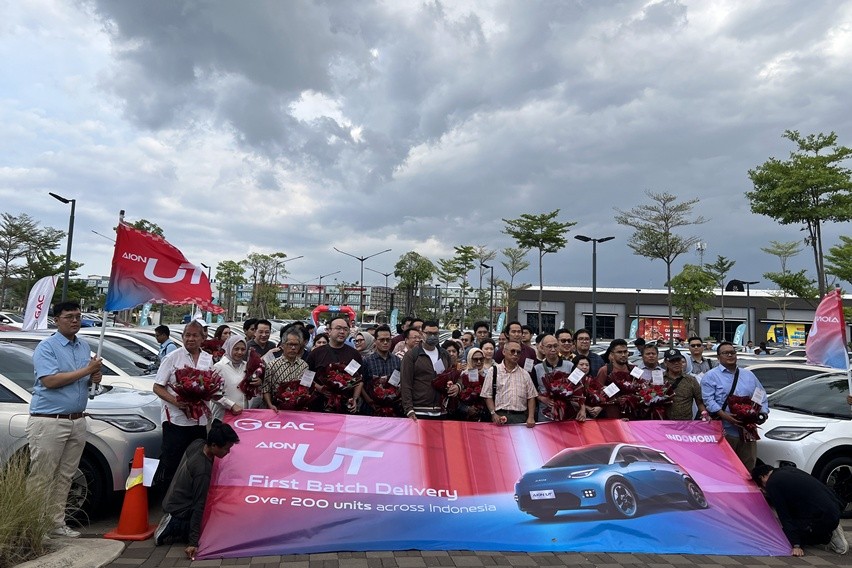 Pengiriman perdana GAC AION UT kepada konsumen di kawasan PIK, Jakarta