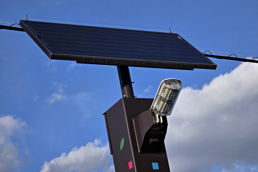 Panel tenaga surya lampu jalan dengan dukungan baterai lithium