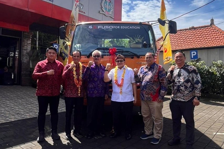 KTB donasi Fuso Fighter Donasi Fuso Fighter untuk SMK PGRI 2 Badung Bali