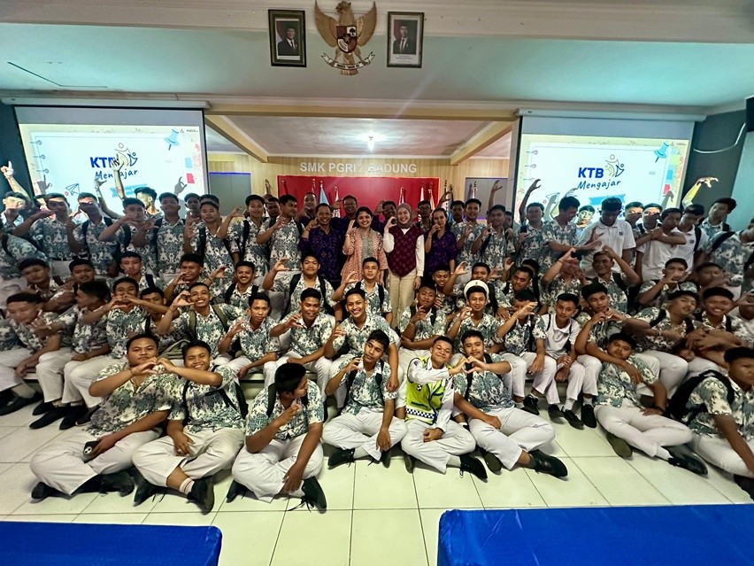KTB memberi pembelajaran untuk Donasi Fuso Fighter untuk SMK PGRI 2 Badung Bali