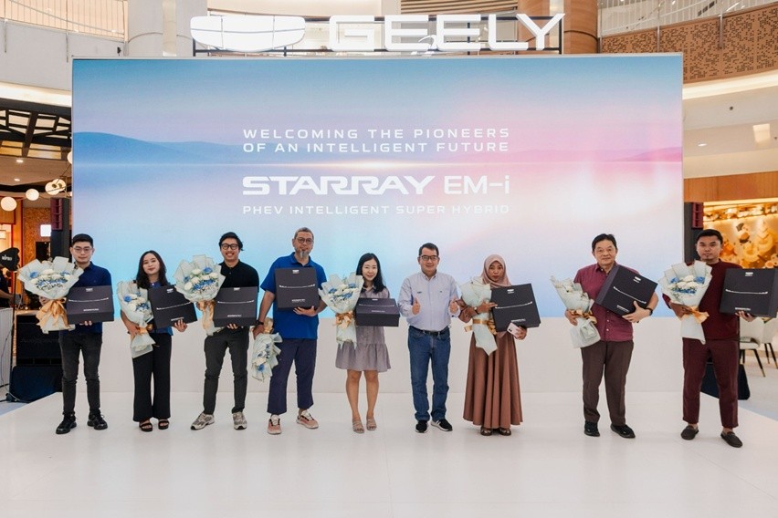 Serah terima simbolik kepada konsumen pertama Geely Starray EM-i
