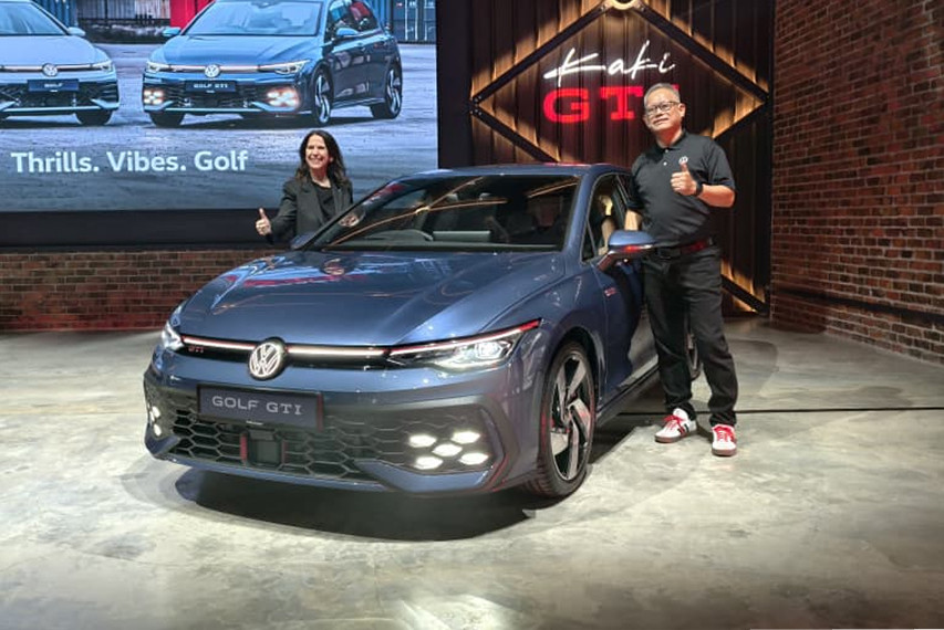 2025 2025 Volkswagen Golf GTI front view