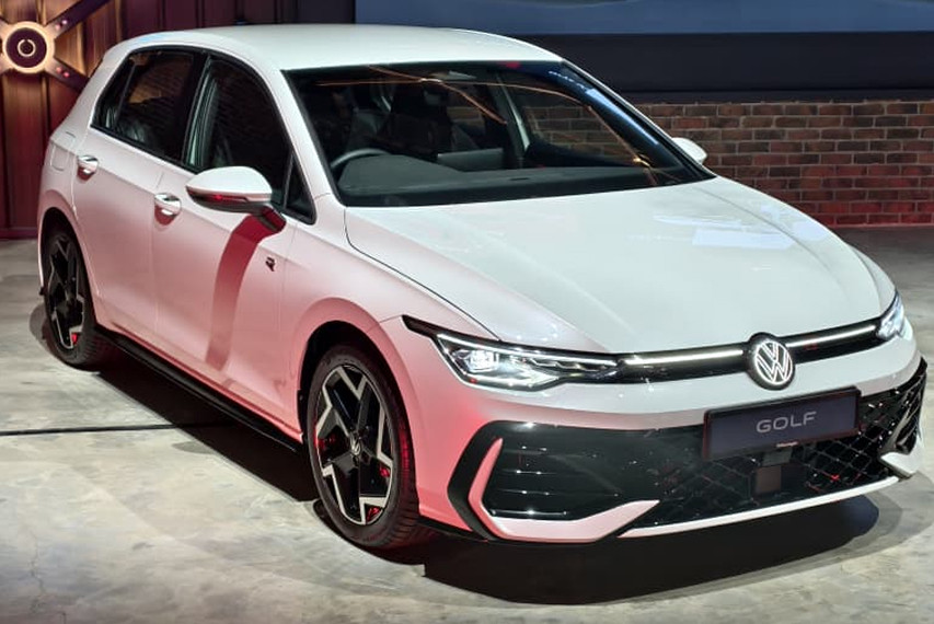 Volkswagen Golf R-Line front view