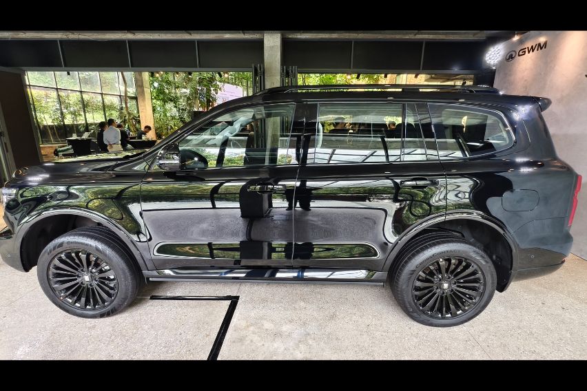 GWM TANK 500 HEV Black Edition side