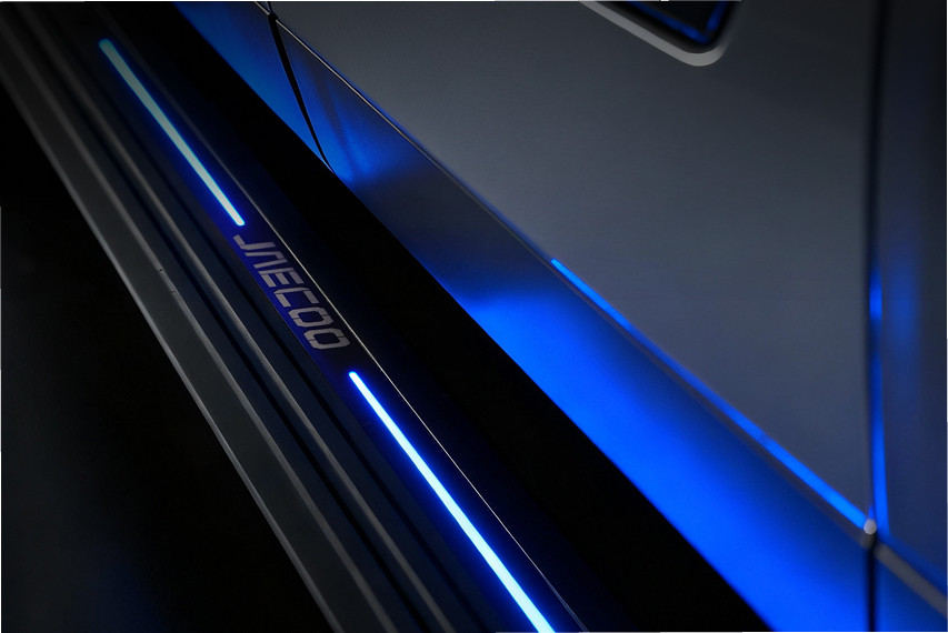 Jaecoo J7 AWD side step view