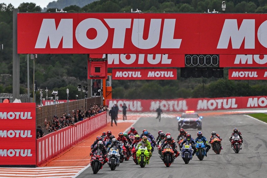 MotoGP Valencia 2025: Marco Bezzecchi Menang Brilian, Aprilia Akhiri Musim dengan Prestasi Besar