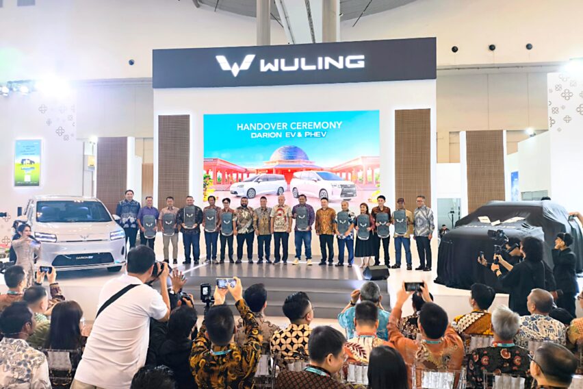 simbolik pengiriman unit pertama Wuling Darion