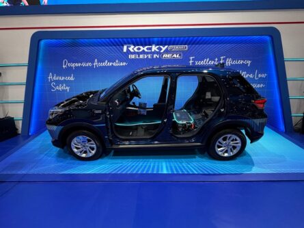 Daihatsu Bedah Teknologi Rocky e-Smart Hybrid di GJAW 2025