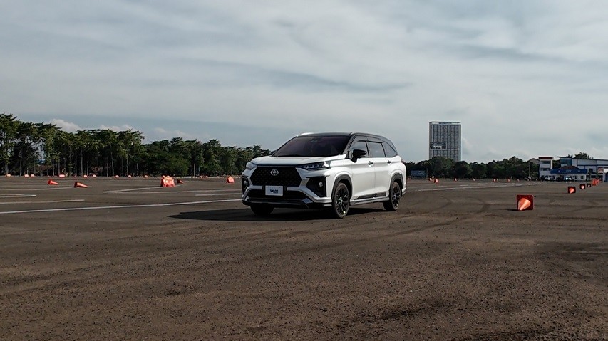 Toyota Veloz Q TSS Hybrid EV