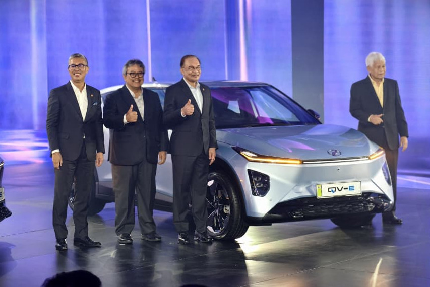 Perodua QV-E with Malaysian Prime Minister