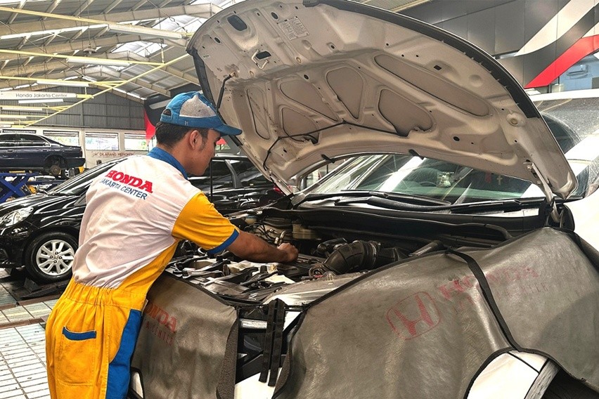 Perbaikan mobil Honda terdampak banjir