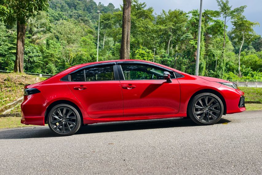 Toyota Corolla Altis GR Sport side