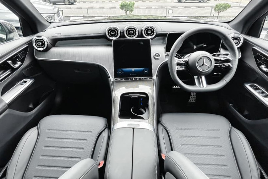 Mercedes-Benz GLC 200 4MATIC interior view