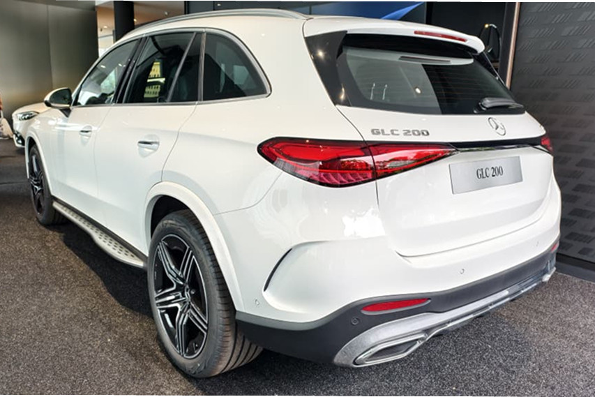 Mercedes-Benz GLC 200 4MATIC white rear view