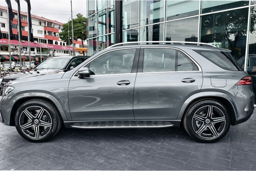 Mercedes-Benz GLE 400 e 4MATIC side profile view
