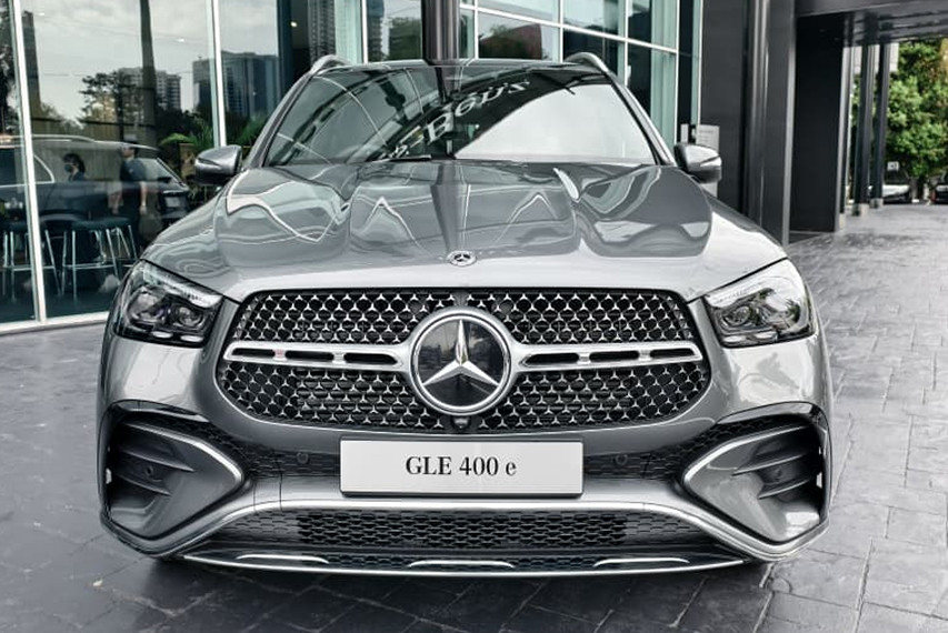 Mercedes-Benz GLE 400 e 4MATIC front grille view