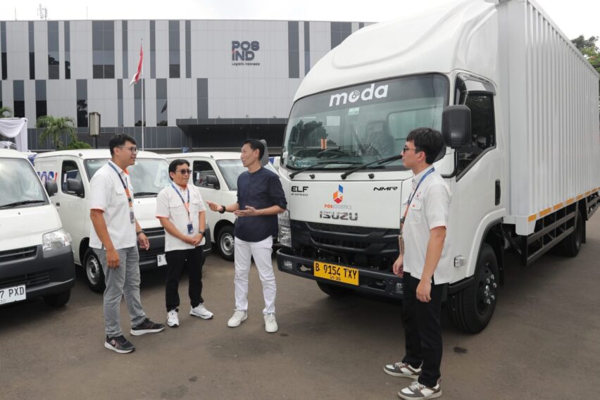 ISUZU ELF yang digunakan untuk transportasi logistik POSLOG