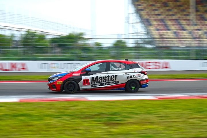 tim balap touring master racing crew