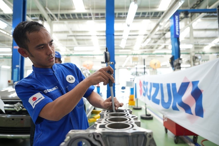 Perbaikan mobil Suzuki korban banjir Sumatra dan Aceh