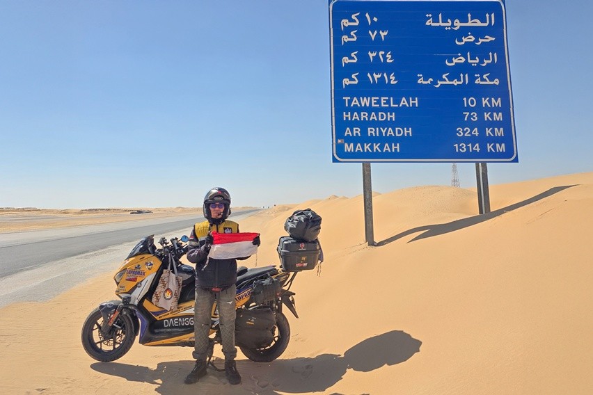 Maxi Unstoppable Journey: Kisah Inspiratif Biker Xmax Touring 12 Negara Demi Umrah ke Makkah