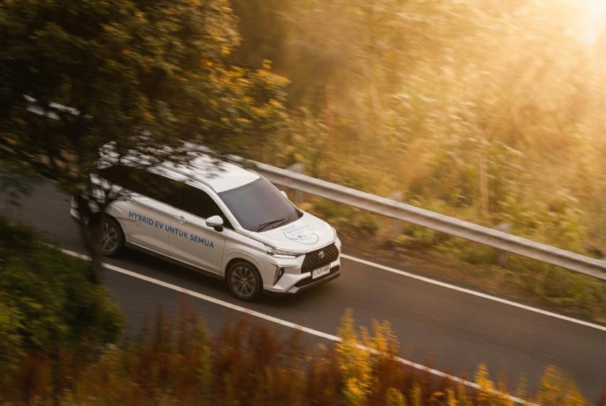 Veloz Hybrid EV Lintas Nusa