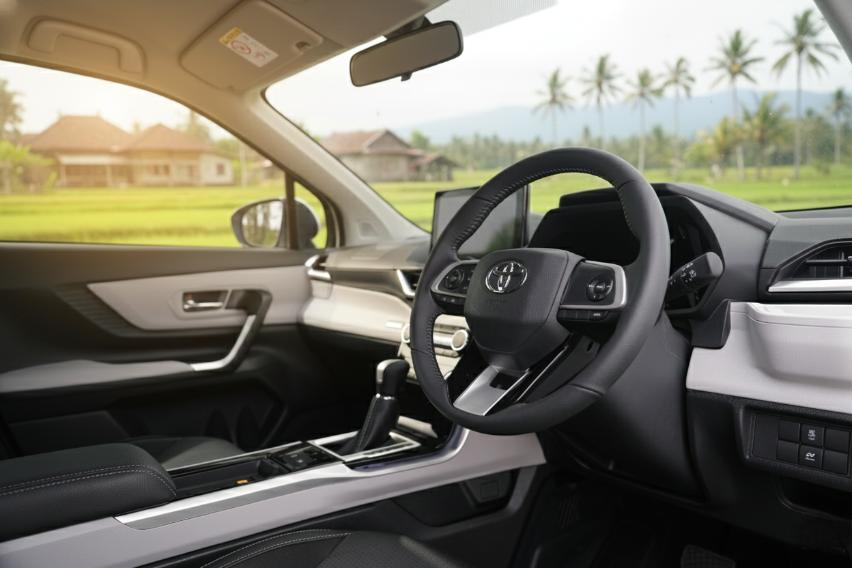 Interior Veloz Hybrid EV