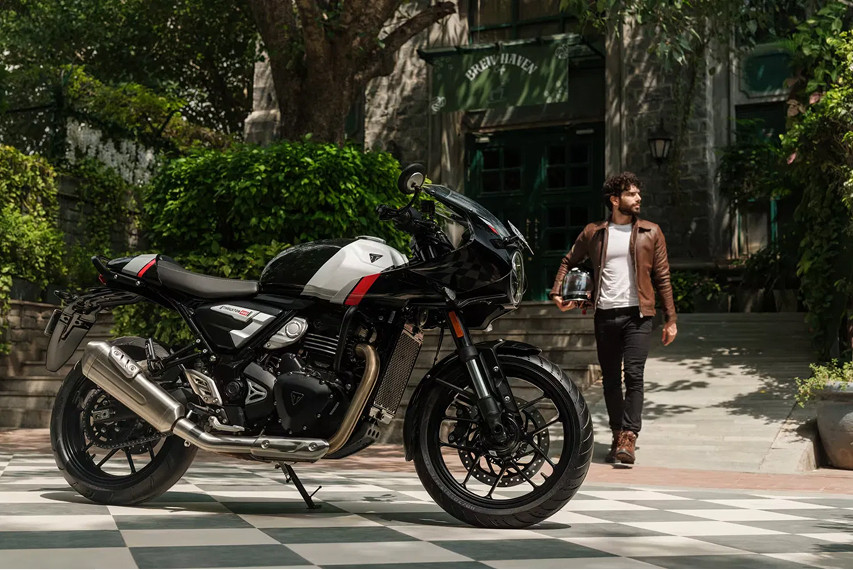 Triumph Thruxton 400 rear view