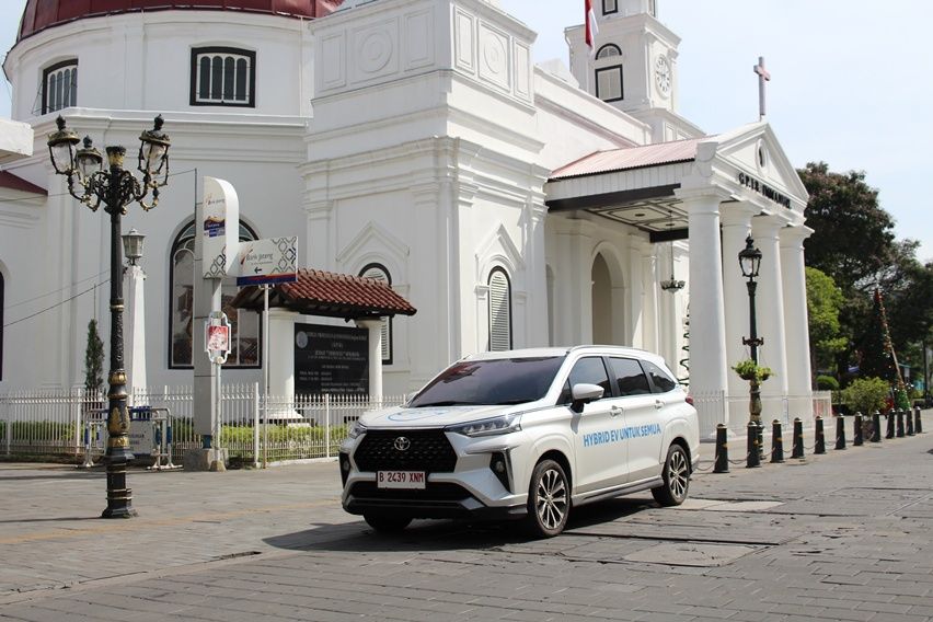 Veloz Hybrid EV Lintas Nusa