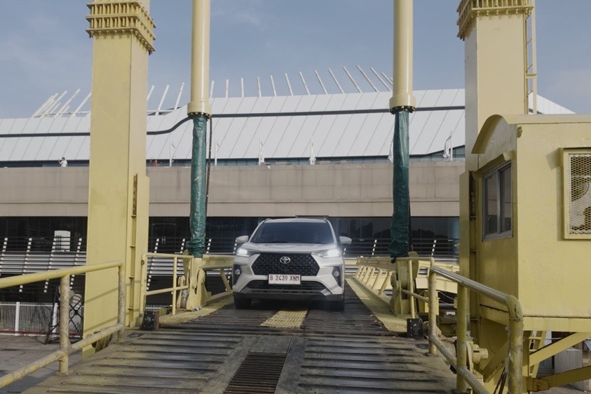 Veloz Hybrid EV Lintas Nusa