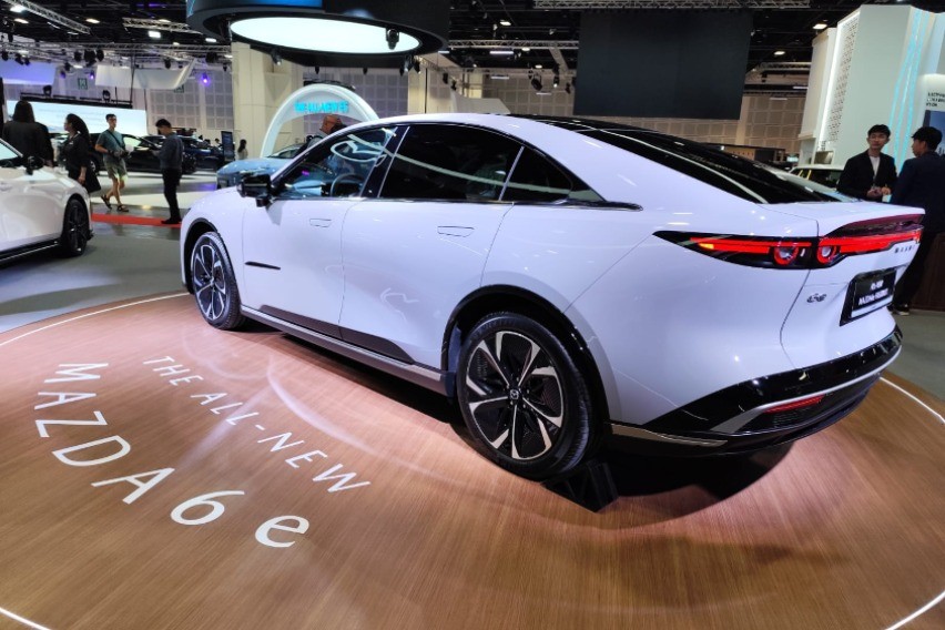 Desain fastback mazda6e
