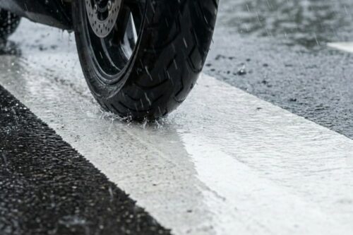 Mengapa Garis Marka Jalan Licin Saat Hujan? Ini Penjelasan Teknis dan Tips Aman untuk Pengendara Motor