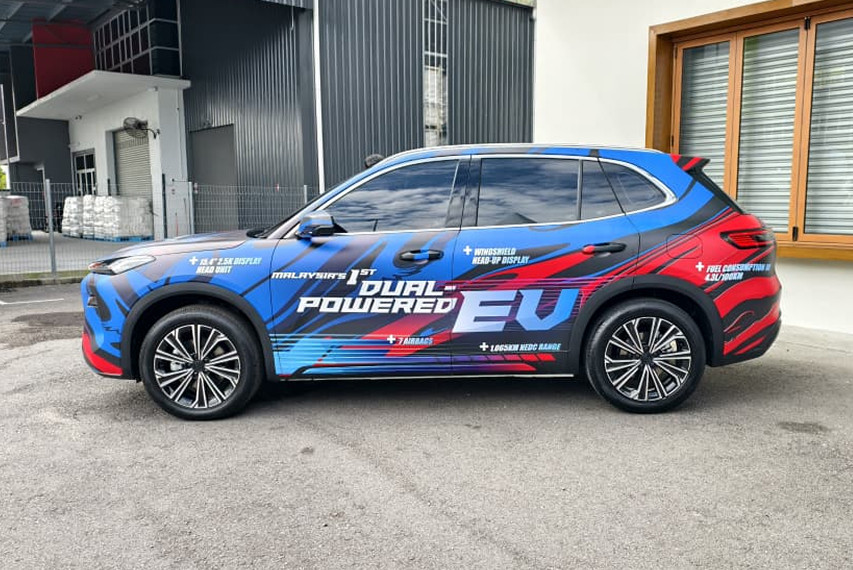 Proton e.mas7 phev side profile view