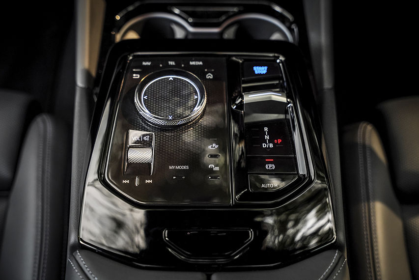  BMW i5 eDrive40 M Sport Pro gear selector view