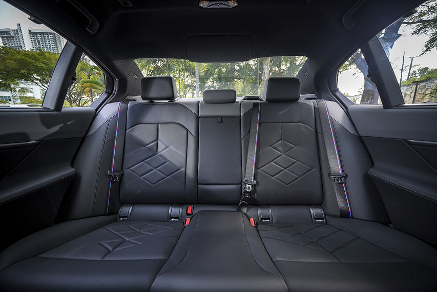  BMW i5 eDrive40 M Sport Pro rear seats view