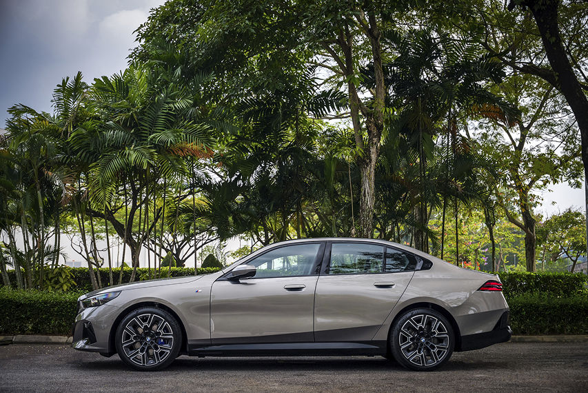  BMW i5 eDrive40 M Sport Pro side profile