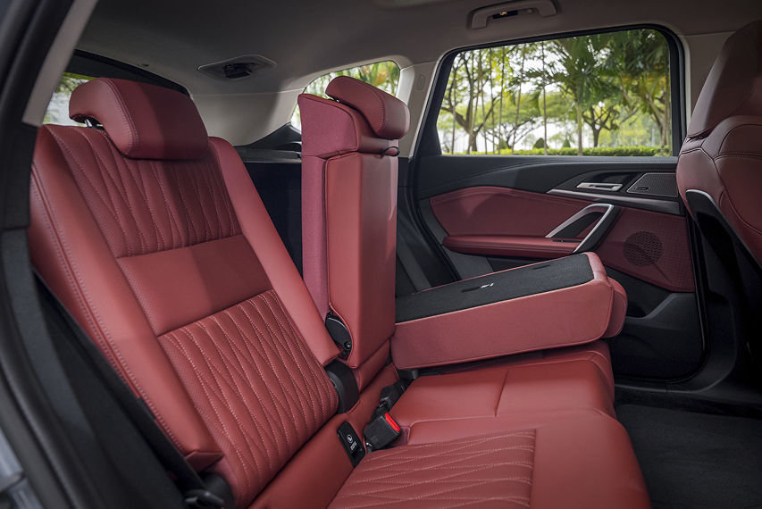 BMW iX1 eDrive20L M Sport rear seats