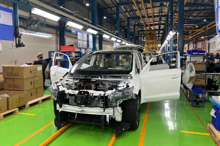 Melihat Langsung Proses Perakitan Aletra L8 EV di Pabrik Handal Indonesia Motor Purwakarta