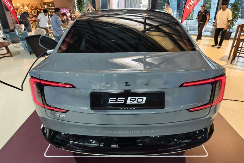 Volvo ES90 Malaysia rear view